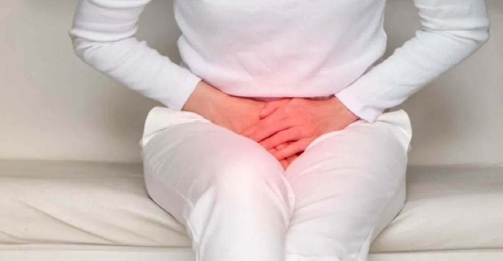 متى يكون سلس البول بعد الولادة خطرًا؟